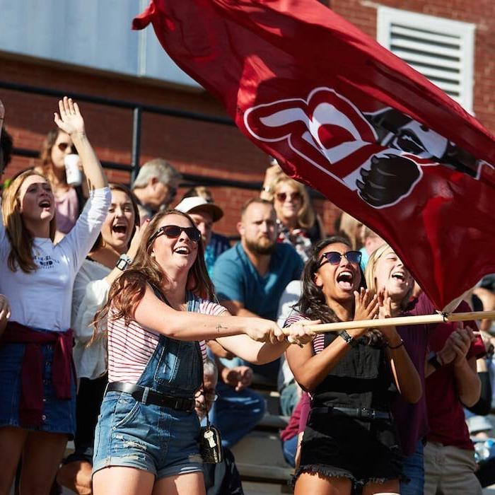 学生 cheering LR football in stands